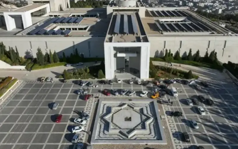 باب مكتب الأسد الخاص أخفى سرا