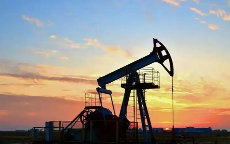 النفط يتجه لتسجيل خسائر للعام الثاني