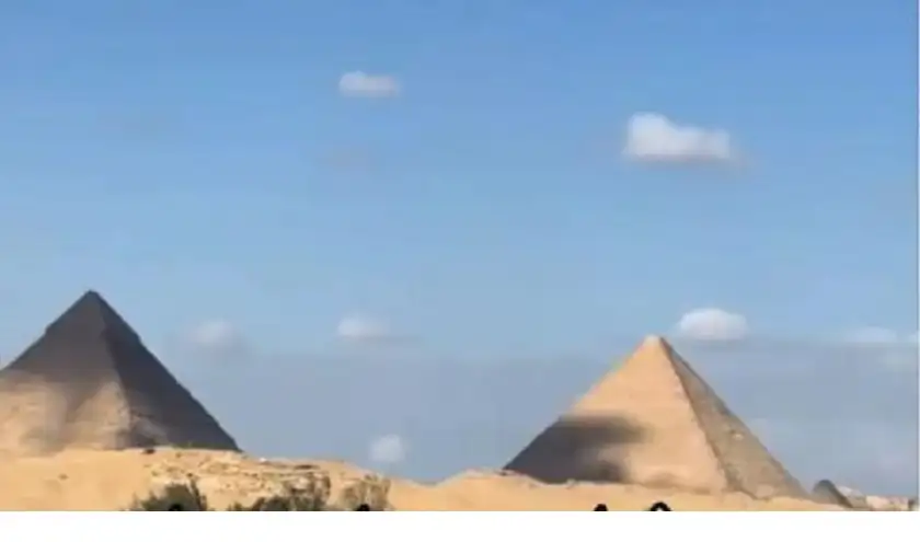ظهور لون أسود يغطي أهرامات مصر
