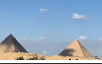ظهور لون أسود يغطي أهرامات مصر