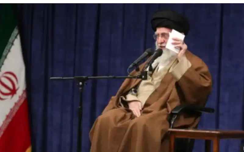 خامنئي ينتقد وجود قواعد أمريكية على