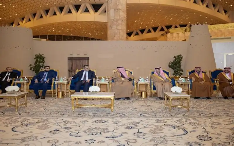 وزير الدفاع السعودي يناقش مع وزير
