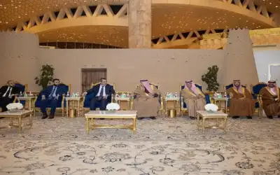 وزير الدفاع السعودي يناقش مع وزير
