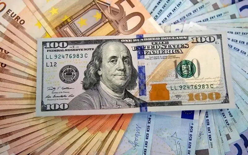 اليورو يتراجع أمام الدولار إلى أضعف