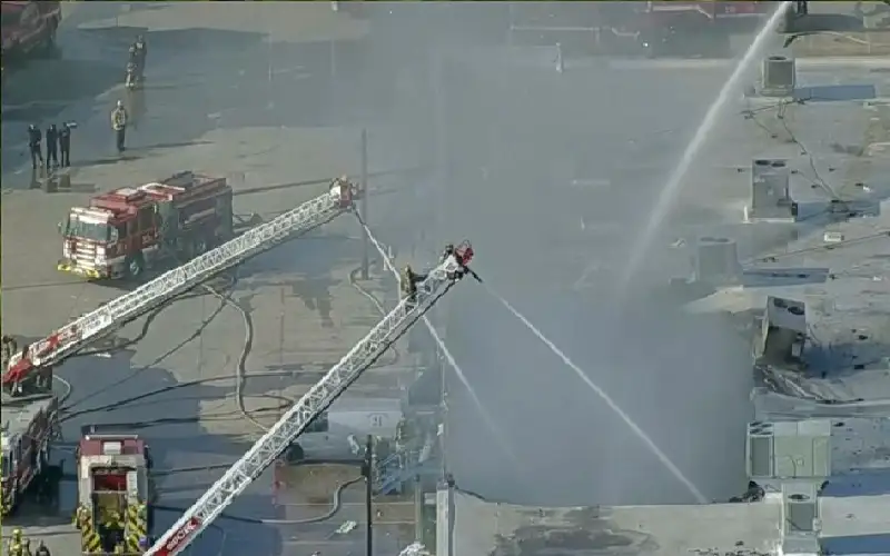 أمريكا: حريق مروع بمركز تجاري يسفر