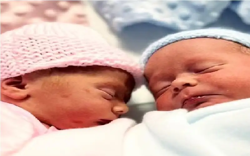 مفاجأة تدهش الأطباء: امرأة تنجب توأما