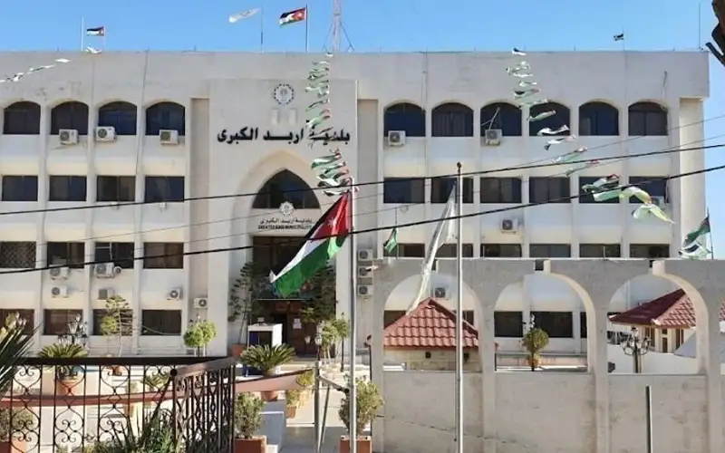 بلدية إربد تزيل 8 لوحات إعلانية