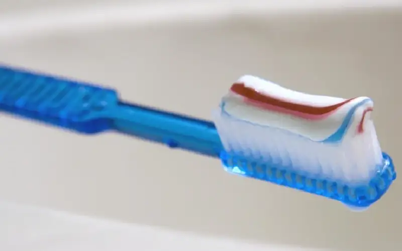 نصيحة عملية للتخلص من اصفرار الأسنان