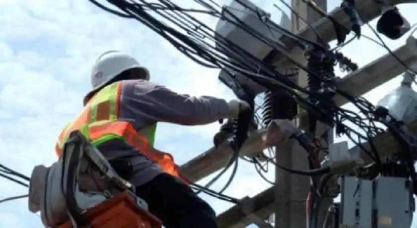 فصل الكهرباء عن مناطق بالأزرق وإربد