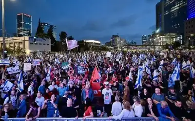 أهالي الأسرى المحتجزين يتظاهرون أمام الدفاع