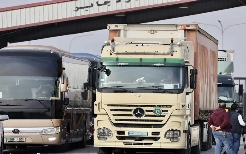 650 شاحنة عبرت من الأردن إلى