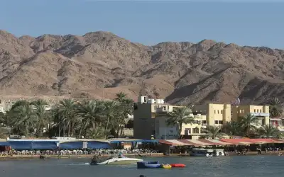 باخرة قادمة من جدة ترسو في