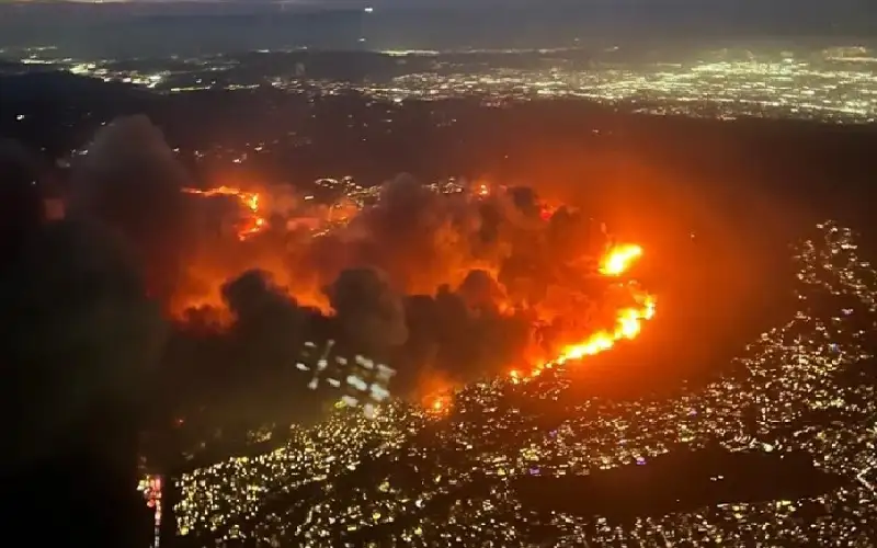 النيران تلتهم كاليفورنيا و30 ألف نازح