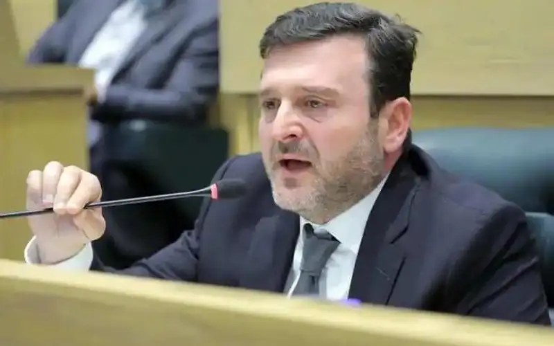 العمري: شبابنا يحلمون بتأشيرة مغادرة بسبب