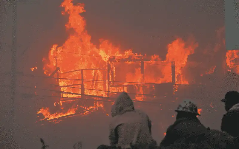 حريق هائل في لوس أنجلس يجبر