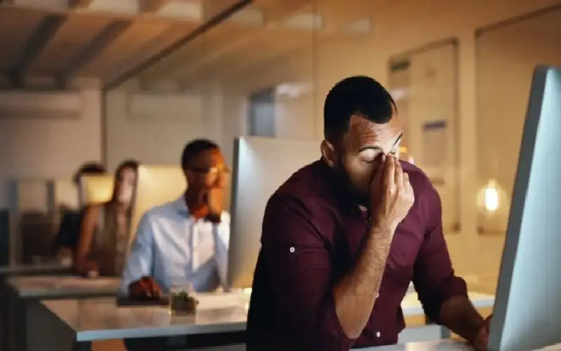 الجلوس لفترات طويلة.. ما الذي يفعله