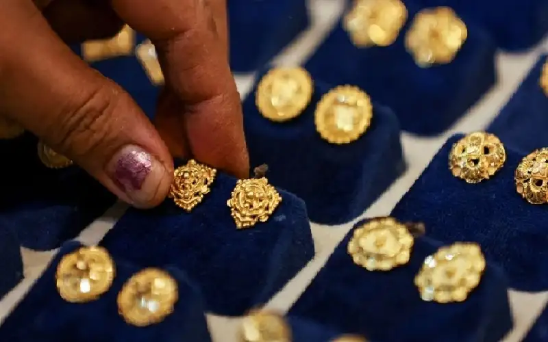 الذهب يتراجع وسط ترقب لبيانات أمريكية