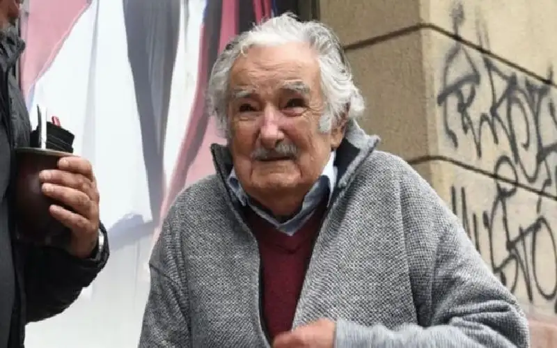 أفقر رئيس بالعالم يستسلم للسرطان.. ورسالة