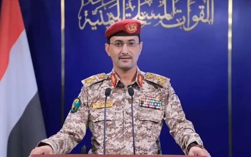 الحوثي يستهدف حاملة طائرات أمريكية بالبحر