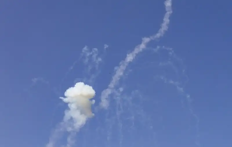 الجيش الإسرائيلي يعلن اعتراضه صاروخا أطلق