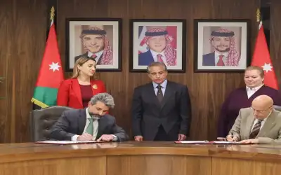 الحكومة توقع عقد مشروع الناقل الوطني