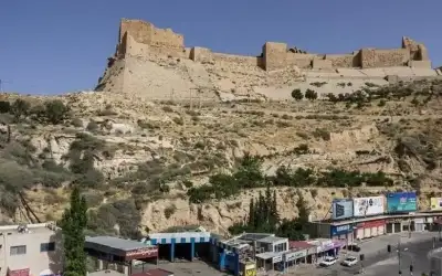 كوادر بلدية الكرك تعمل على إزالة
