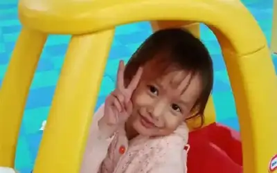 أثناء استحمامها في بحيرة.. تمساح يسحق