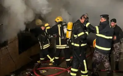 الدفاع المدني يخمد حريق مستودع في