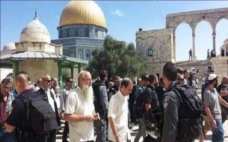 عشرات المستوطنين يقتحمون الأقصى المبارك