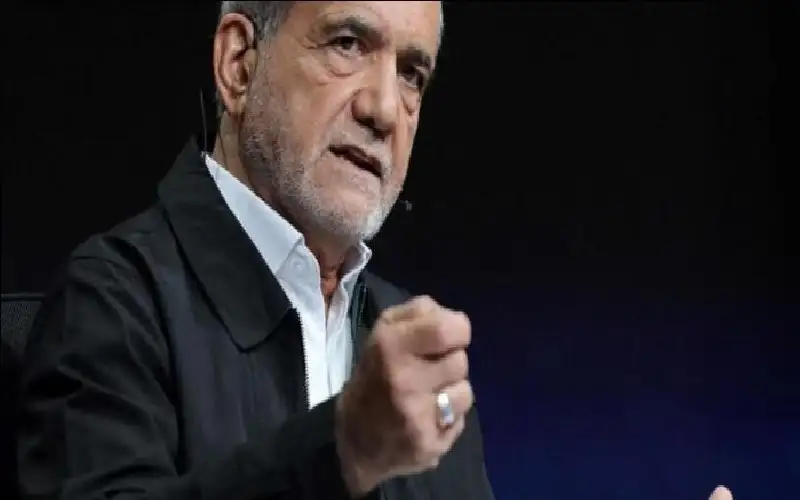 الرئيس الإيراني يحذر من حرب ضد