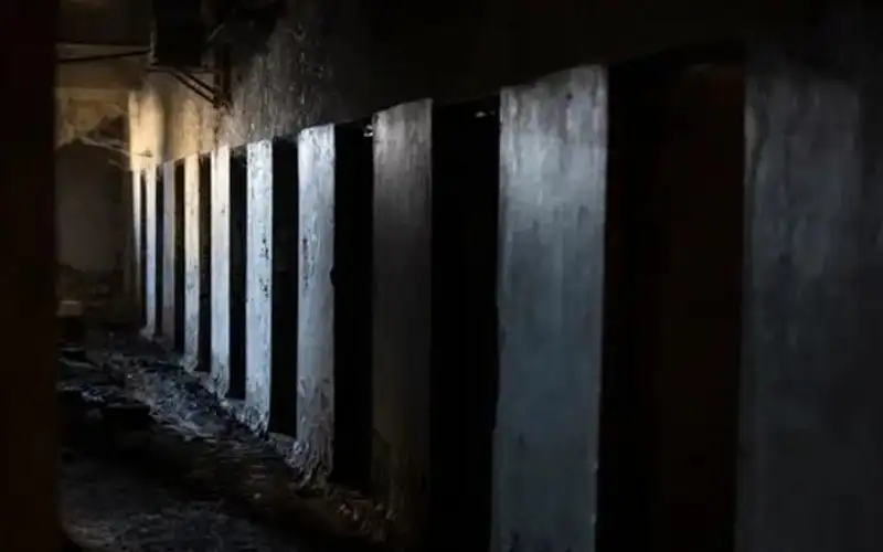 زنزانة أثارث غضب السوريين .. ما