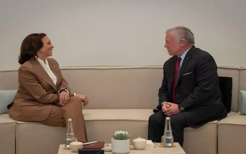 الملك يؤكد لنائبة بايدن ضرورة تعزيز