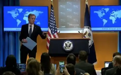 بالفيديو .. صحفيون يقاطعون مؤتمرا لبلينكن