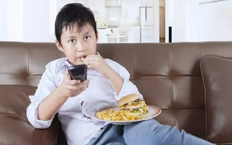 دراسة تحذر من الشاشات أثناء الوجبات..