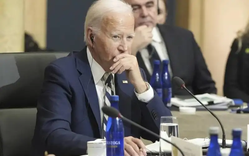 خانته الذاكرة .. بايدن يتعرض لهفوة