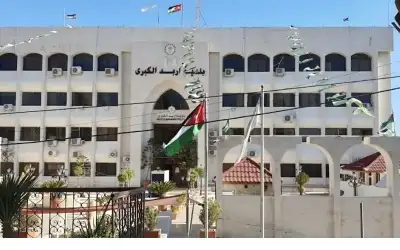 بلدية إربد تستكمل أعمال التعبيد والتجهيز