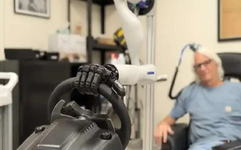 الكشف عن يد صناعية تتحرك بالتفكير