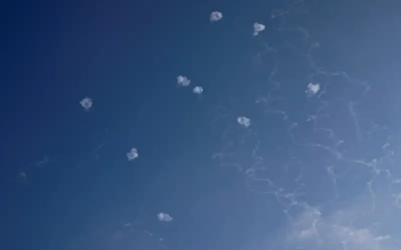 اليمن تطلق عدة صواريخ على تل