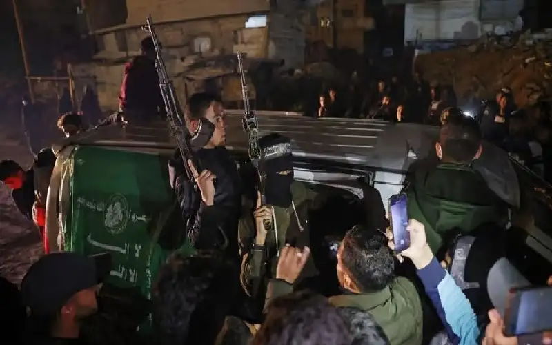 1904 اسرى والإبعاد لفترة محدودة ..