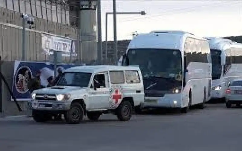 الصليب الأحمر يتحقق من هويات الأسرى