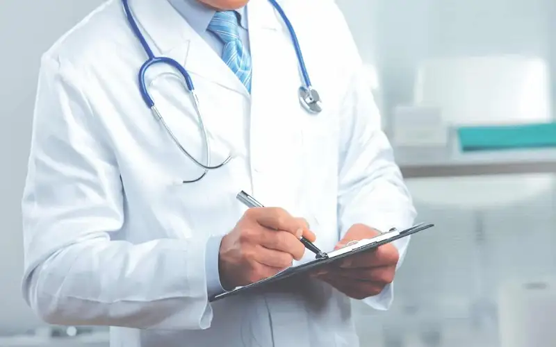 أطباء تخرجوا منذ 5 سنوات يطالبون