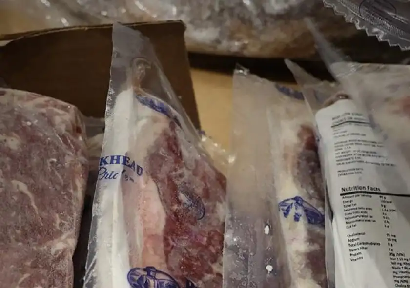 اللحوم الفاسدة ومعدل الضمان على طاولة