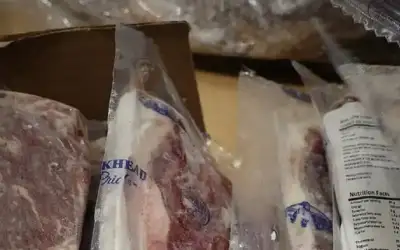 اللحوم الفاسدة ومعدل الضمان على طاولة