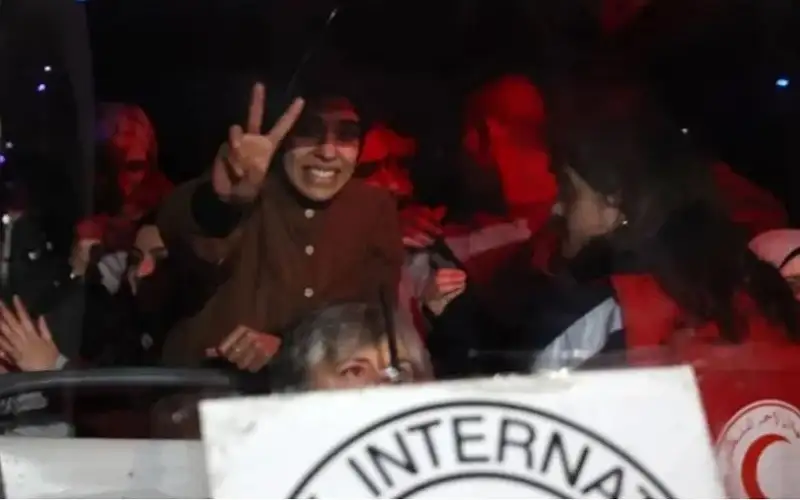 أسرى محررون يكشفون معاناتهم بسجون الاحتلال: