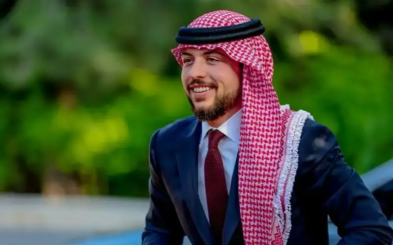 مندوبا عن الملك.. ولي العهد يشارك