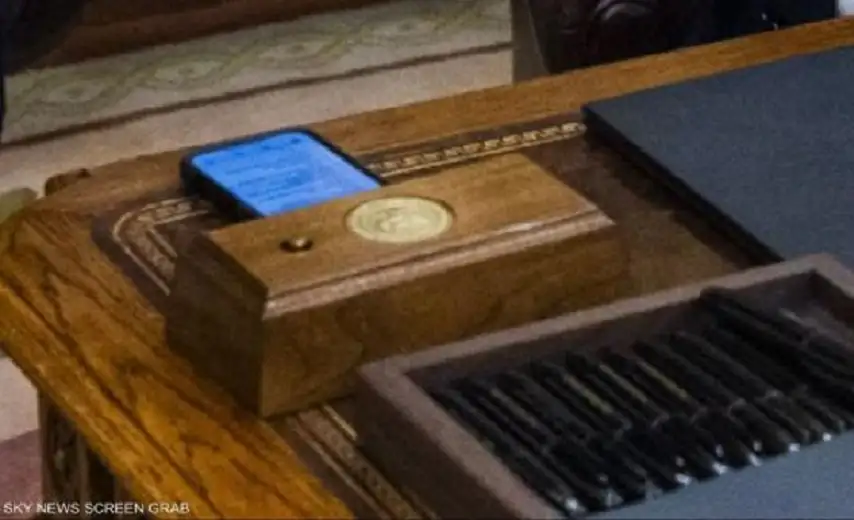 ما قصة الزر الأحمر على مكتب