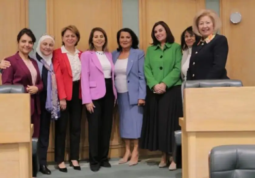 سيدات الأعيان في صورة واحدة