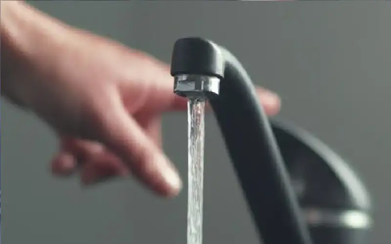 مياه الصنبور والأرضيات والسجاد تحوي على