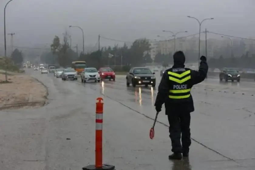 اصابات بانزلاقات وتدهور مركبات .. والأمن