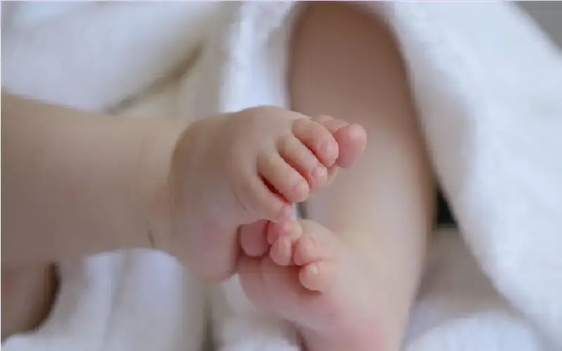 ادعت أنها ممرضة لتخطف رضيعة من